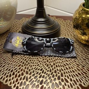 🌅 🖤🤍 Sunglass and Pouch Set 🕶️ 🖤🤍